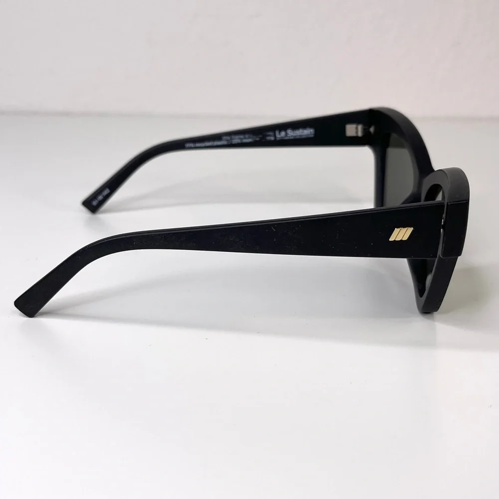 LE SPECS Hourgrass NEW Black Matte Sunglasses Cat Eye NEW